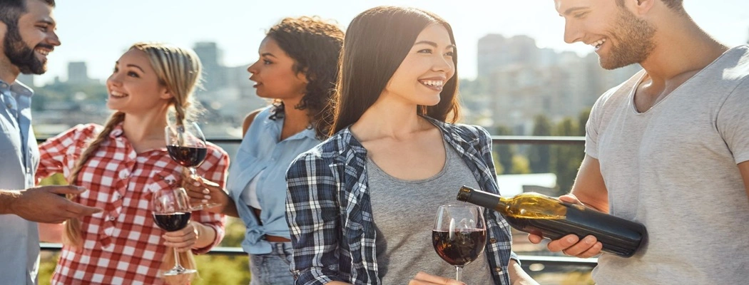 Como interactuar con una mujer en un bar